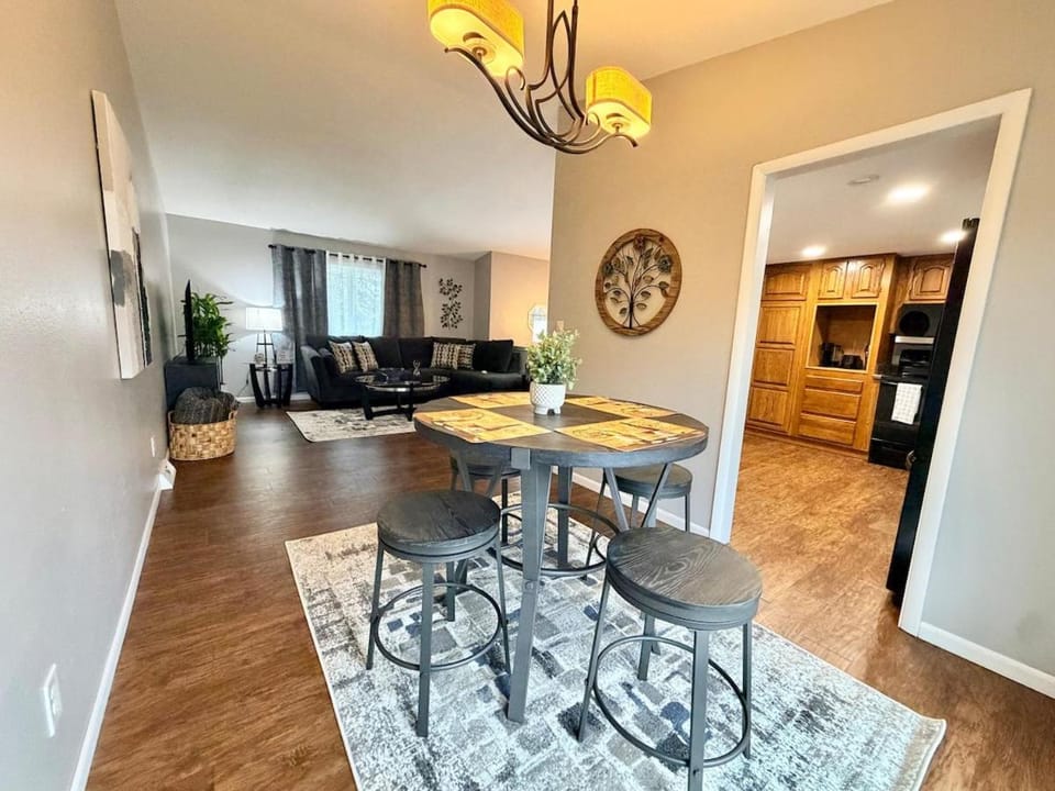 Kitchen or kitchenette, Seating area, Dining area