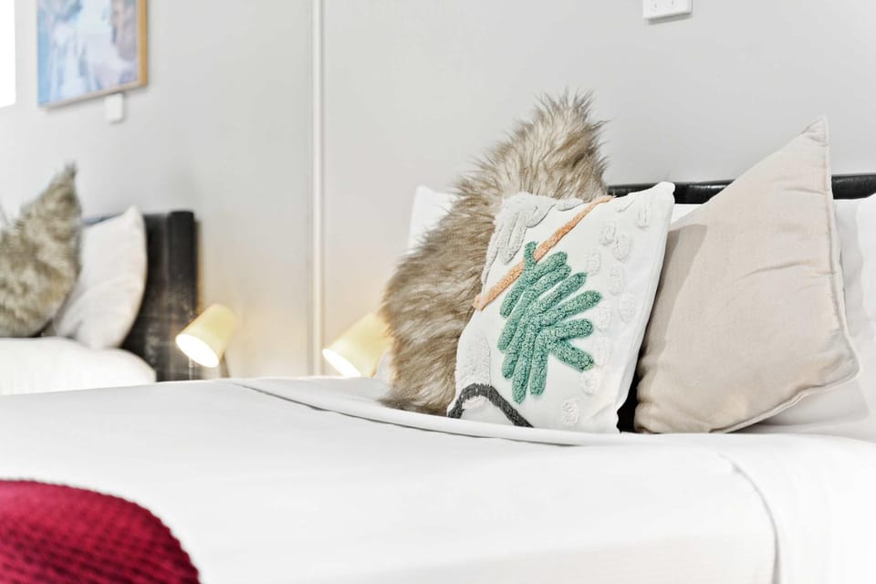Comfortable Queen Room - Nearby Station & Olympic Park with Shared Bathroom and Amenities Bed and Breakfast in Lidcombe