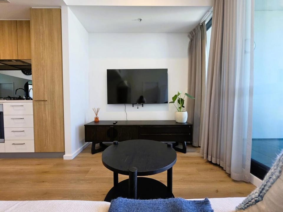 Chic City Living One Bed Apartment on Franklin St - sleeps 3 Apartment in Adelaide