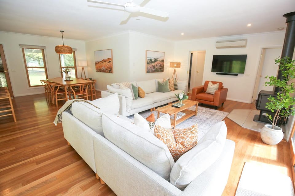 TV and multimedia, Living room, Seating area, Dining area, fireplace, air conditioner