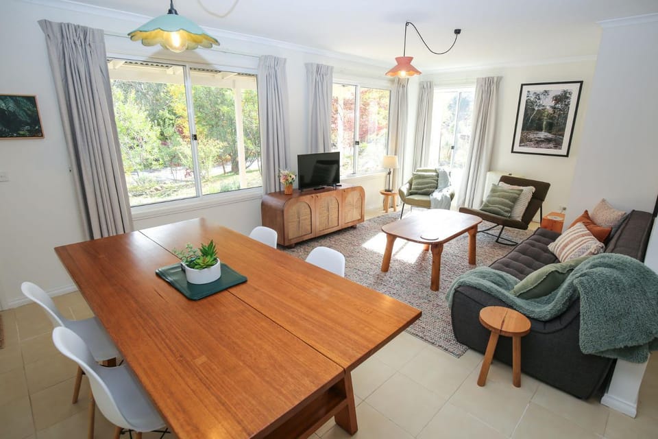 TV and multimedia, Living room, Seating area, Dining area, heating, air conditioner