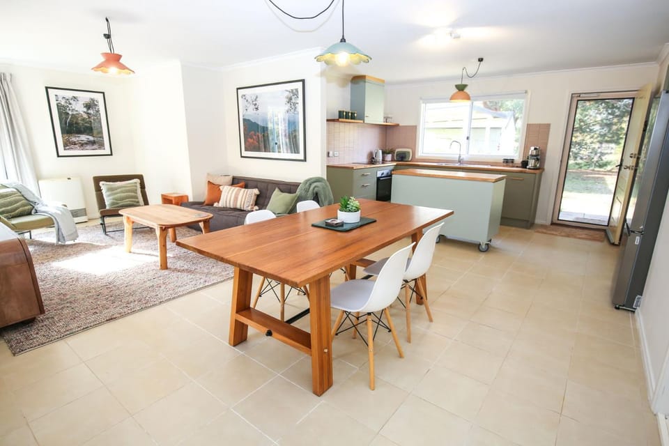 Kitchen or kitchenette, Living room, Seating area, Dining area, heating, air conditioner