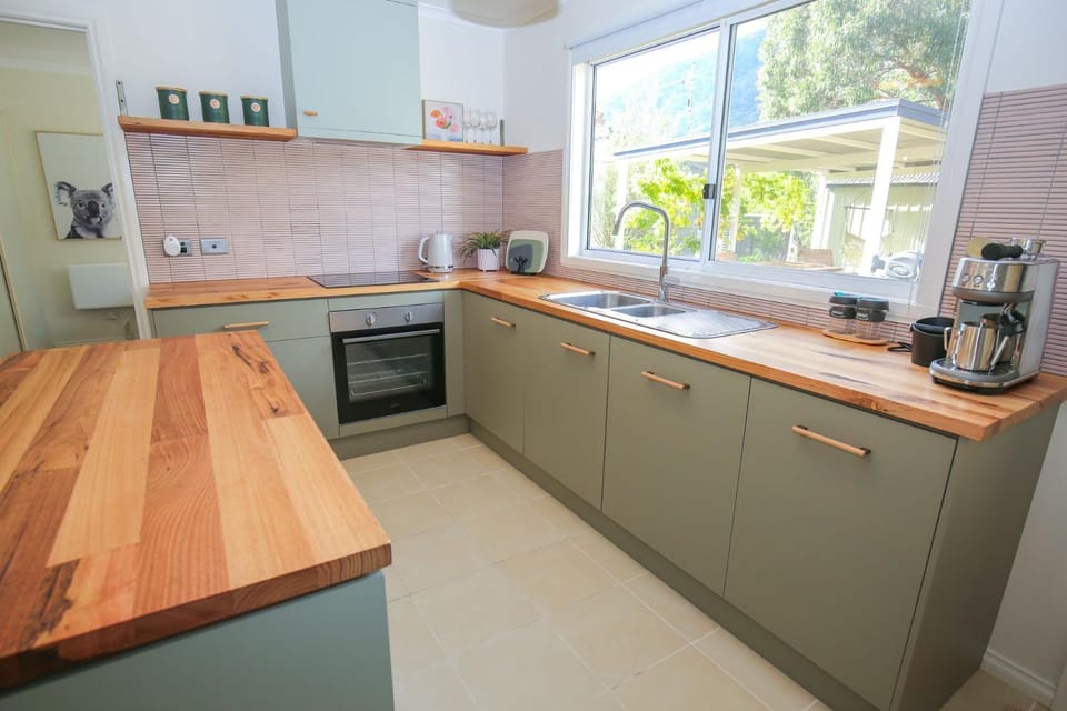 Coffee/tea facilities, Kitchen or kitchenette, dishwasher, microwave, oven, stove, toaster