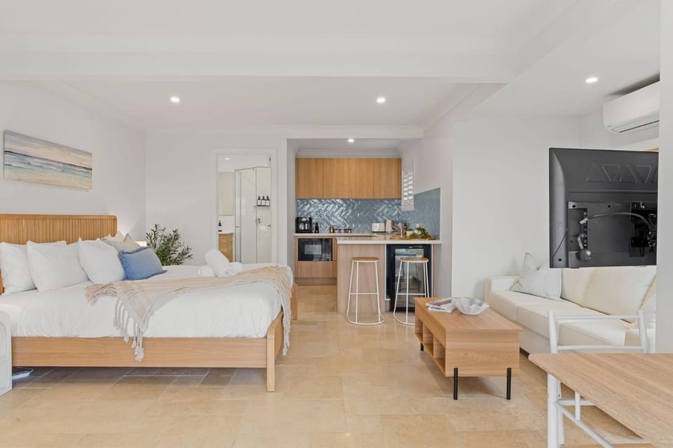 Kitchen or kitchenette, Photo of the whole room, Seating area, Dining area, oven, stove