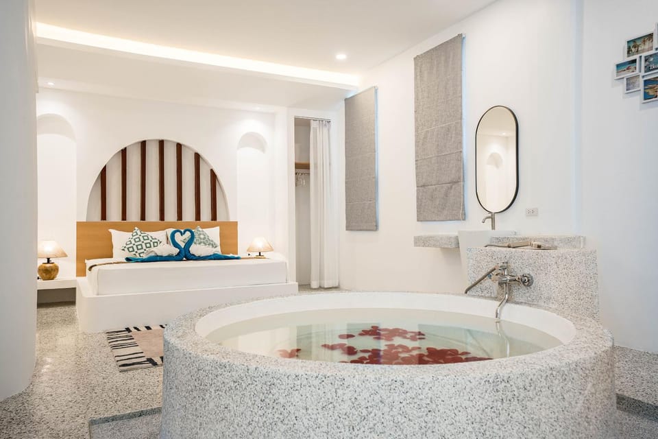 Bed, Hot Tub, Hot Tub, Bathroom, Bedroom, Bath