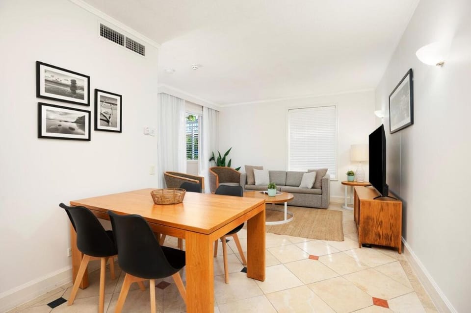Poolside Sanctuary Heart of Hastings St Apartment in Noosa Heads