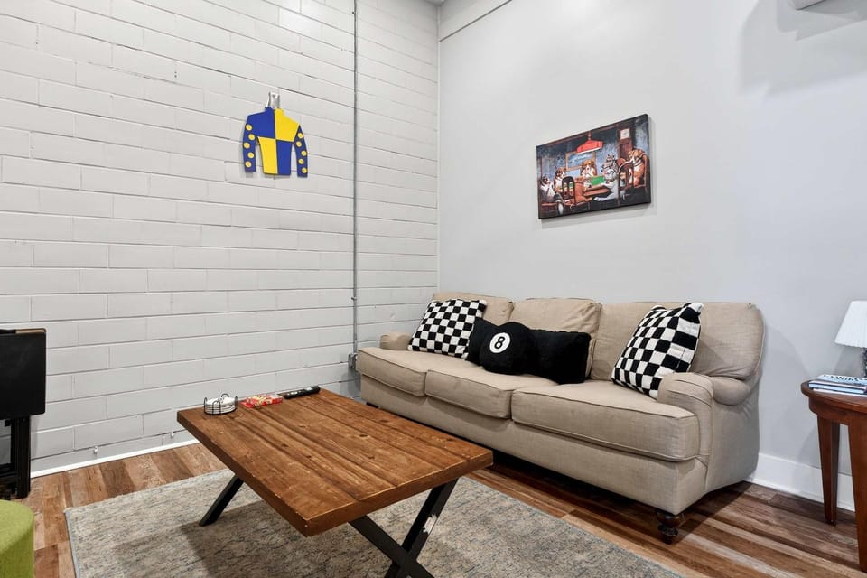 The Billy Walters Suite Modern Brick Retreat House in Shively