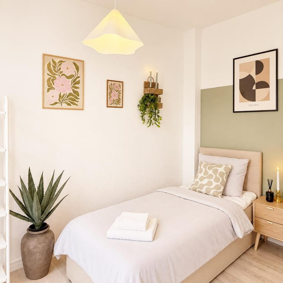 Bed, Bedroom, towels