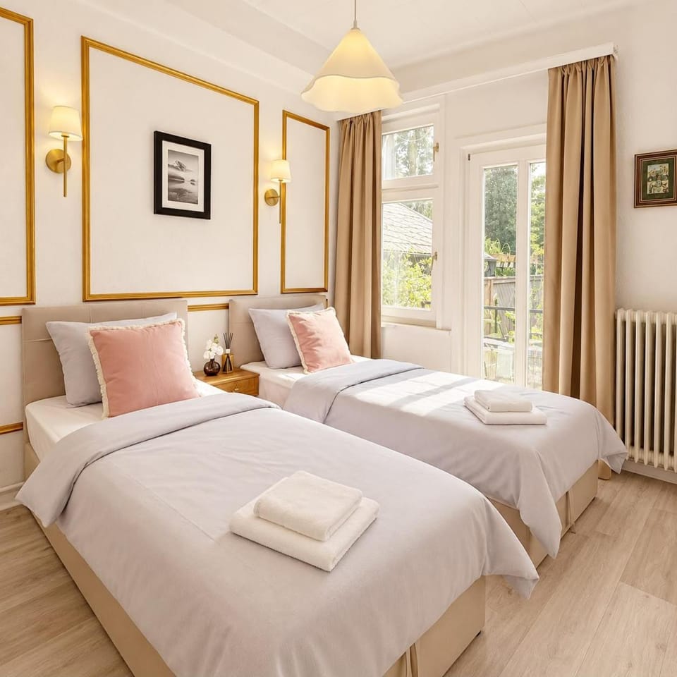 Bed, Bedroom, towels