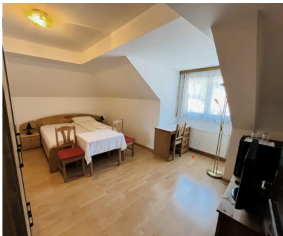 Bed, Photo of the whole room, Seating area