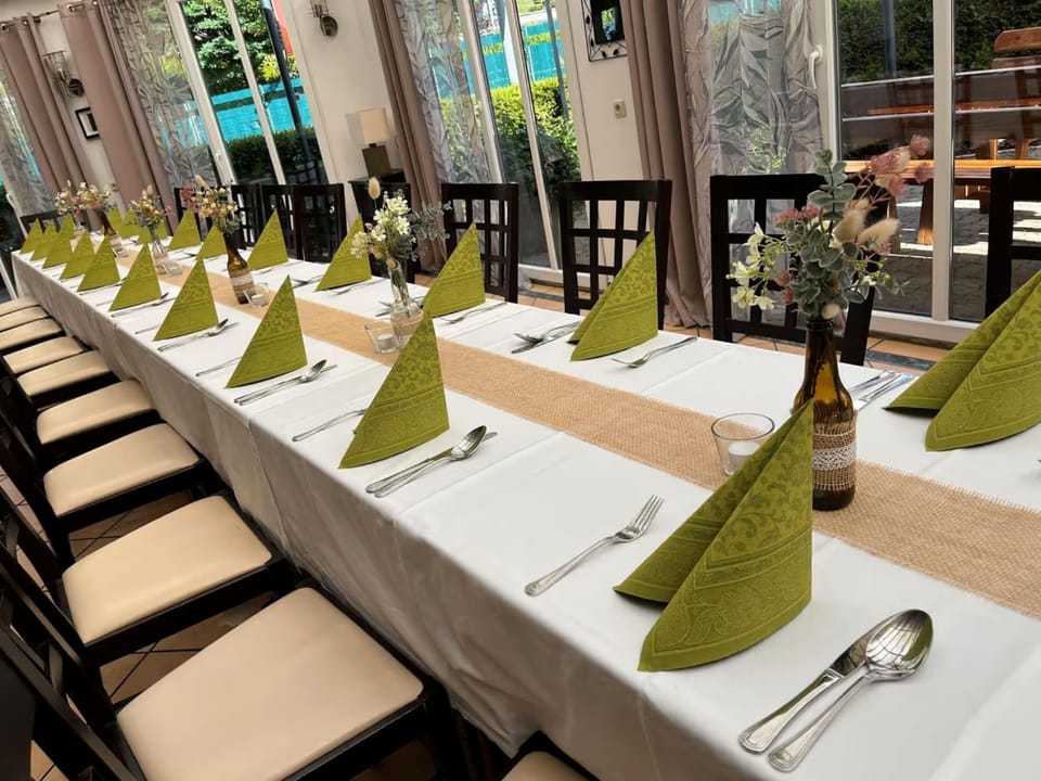 Restaurant/places to eat, Seating area, Food