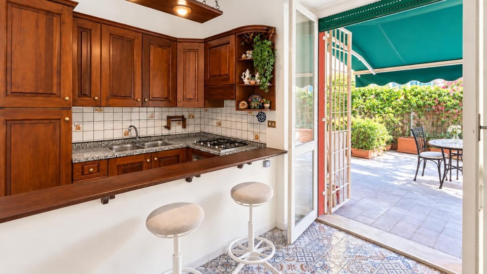 Patio, Day, Kitchen or kitchenette, Dining area, pet friendly, stove