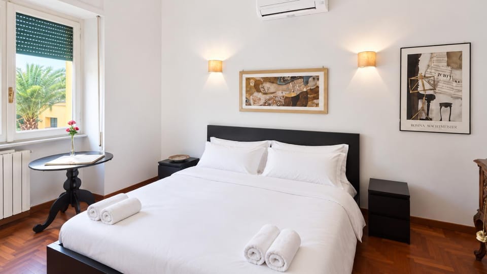 Bed, Photo of the whole room, Bedroom, towels