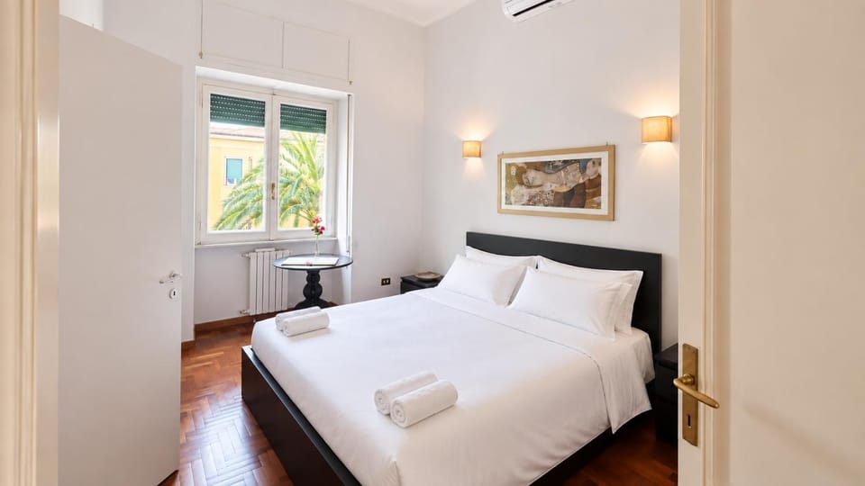 Bed, Photo of the whole room, Bedroom, towels