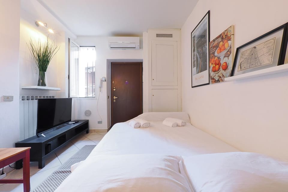 Bed, TV and multimedia, towels, air conditioner