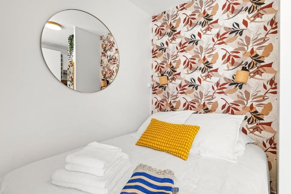 Bed, Bedroom, towels