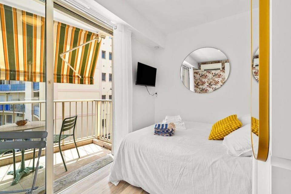 Bed, TV and multimedia, Photo of the whole room, towels