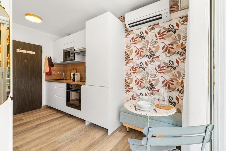 Kitchen or kitchenette, Living room, Dining area, oven, stove, air conditioner