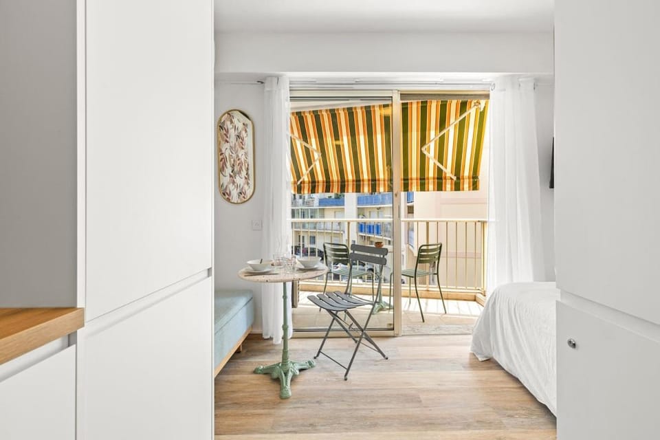 View (from property/room), Balcony/Terrace, Living room, Dining area