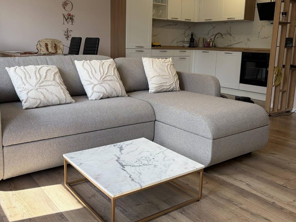 TV and multimedia, Kitchen or kitchenette, Living room, Seating area