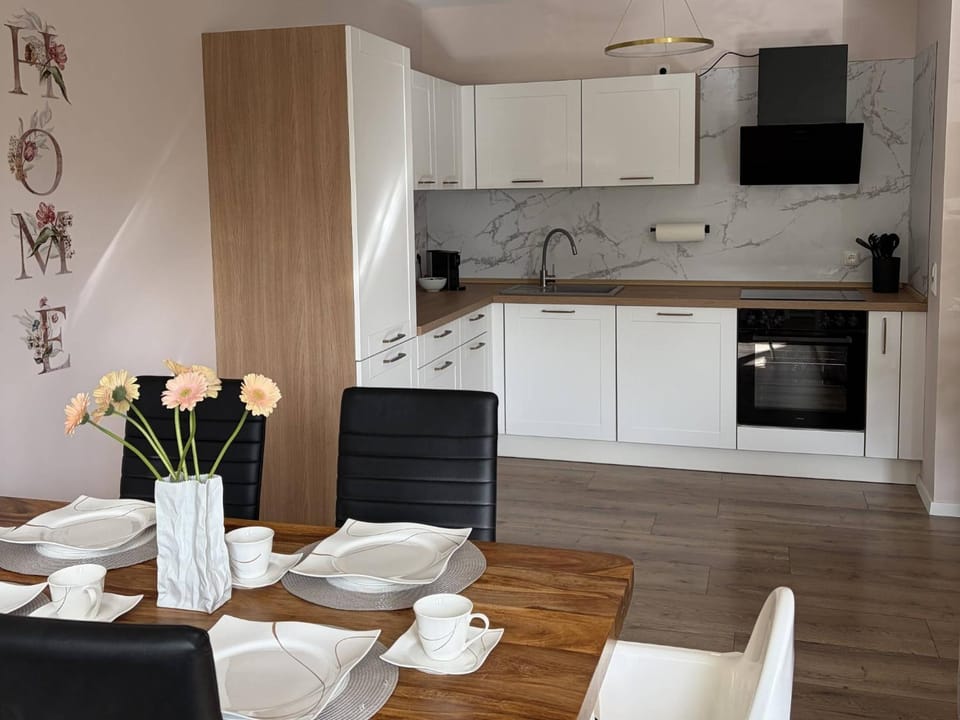 Kitchen or kitchenette, Living room, Seating area, Dining area, stove