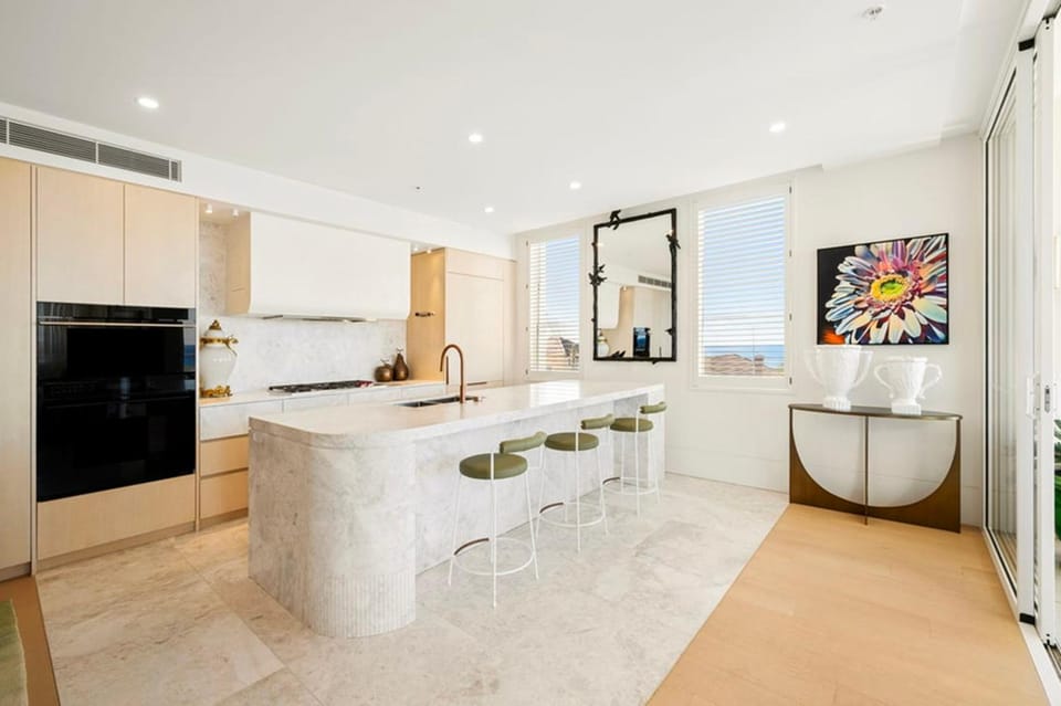 Relaxing Tamarama Retreat Steps from the Coast Apartment in Sydney