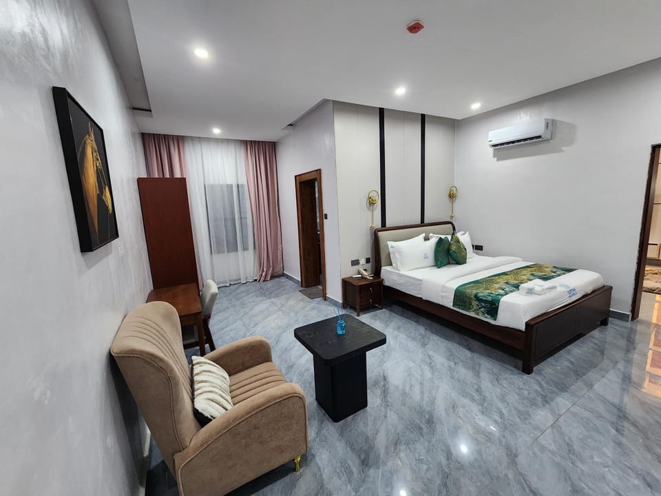 Property building, Restaurant/places to eat, Communal lounge/ TV room, Bed, TV and multimedia, Living room, Photo of the whole room, Seating area, Evening entertainment, Bedroom, Swimming pool, Breakfast, fireplace, towels, air conditioner