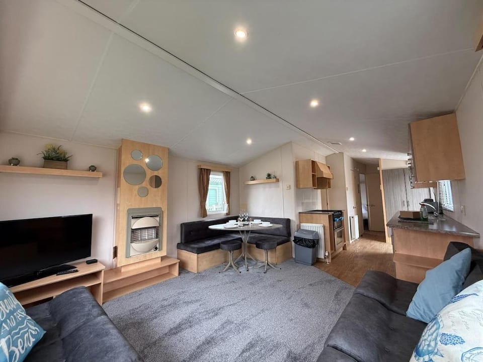 Sunnymede B1 - Hot tub caravan - Fantasy Island, Pet Friendly, Wi-Fi Available, Meadow Lakes Caravan Hire Apartment in Ingoldmells