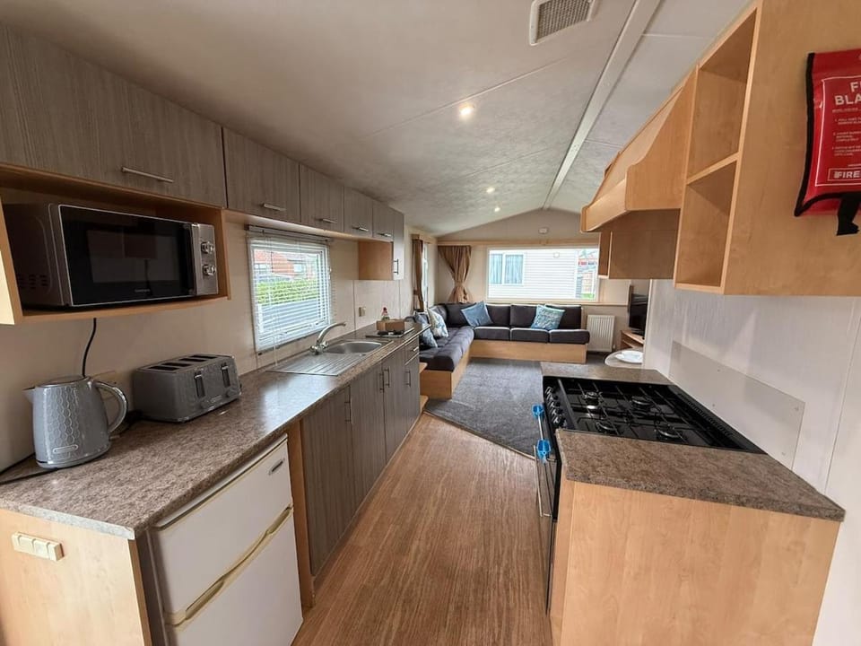 Sunnymede B1 - Hot tub caravan - Fantasy Island, Pet Friendly, Wi-Fi Available, Meadow Lakes Caravan Hire Apartment in Ingoldmells