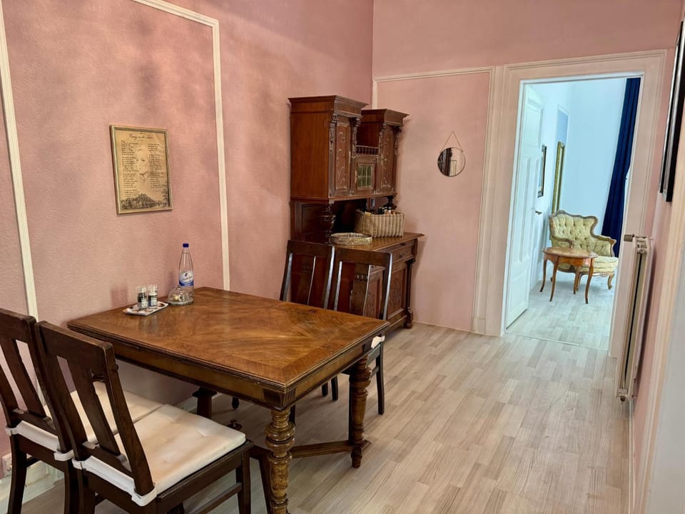 Seating area, Dining area