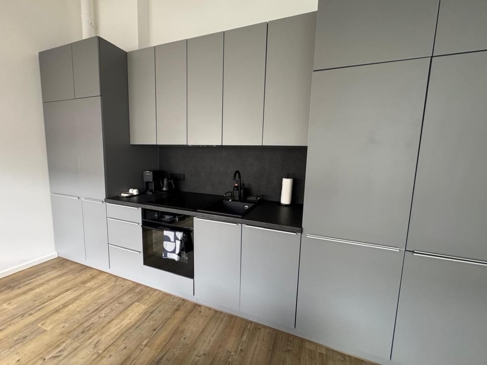Coffee/tea facilities, Kitchen or kitchenette, stove