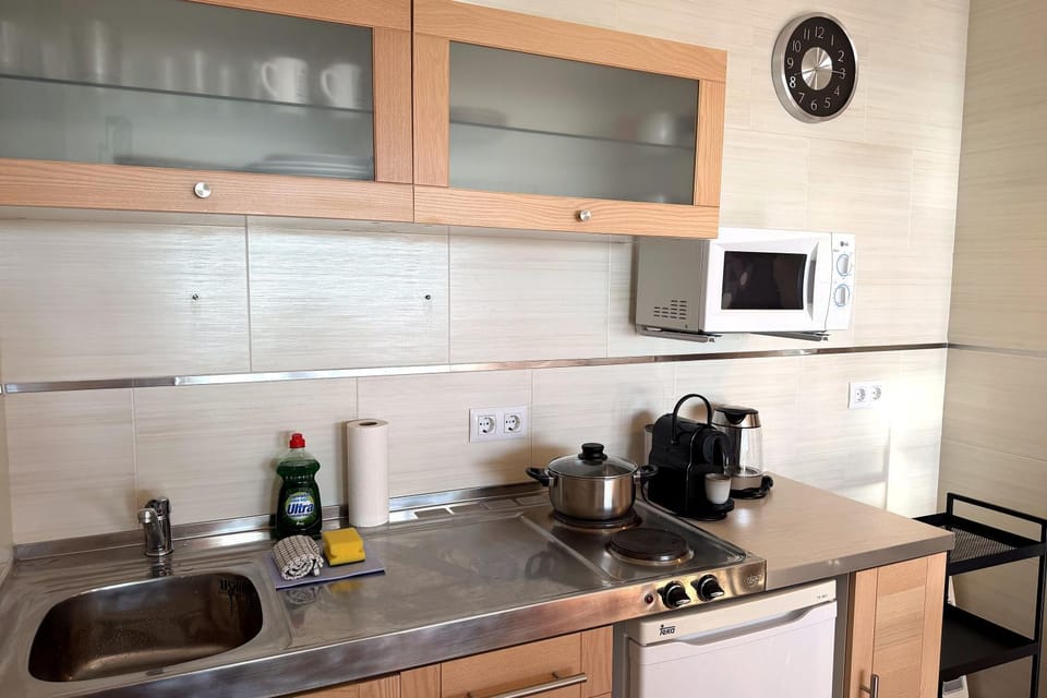Coffee/tea facilities, Kitchen or kitchenette, stove