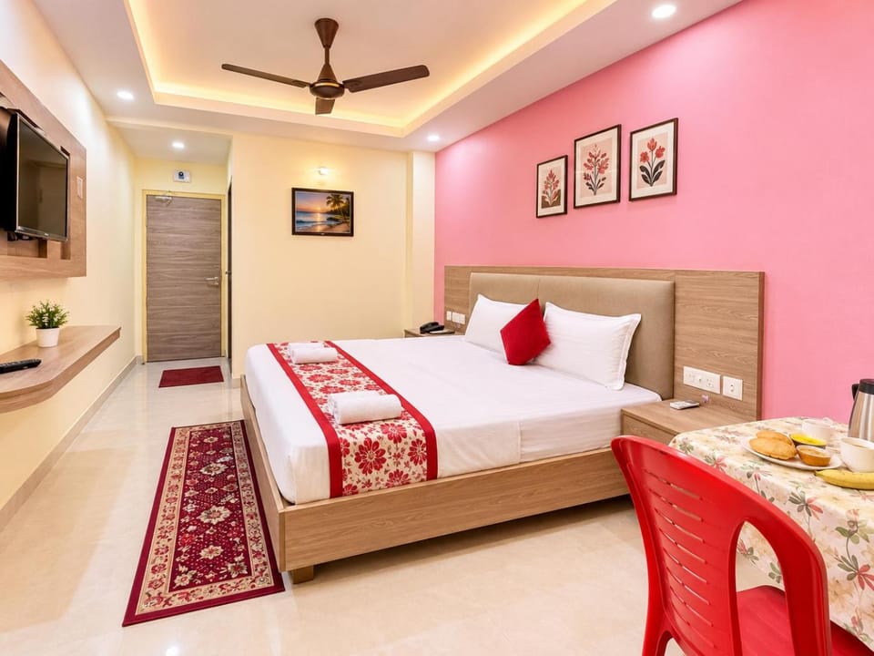 Bed, TV and multimedia, Living room, Food and drinks, Photo of the whole room, Seating area, Bedroom, Food, fireplace