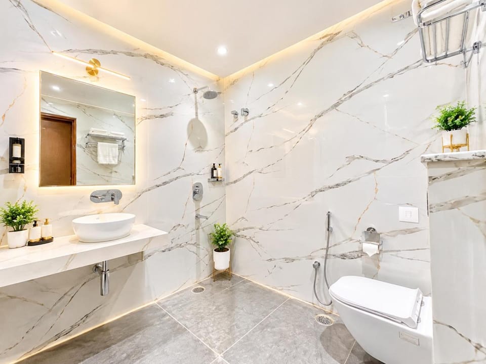 Hotel The R-Beach Ember Near Jagannath Temple # Sea Beach # Resturent # Lift and Parking - fully Air Conditioning Rooms # A Top Rated Hotel Hotel in Odisha