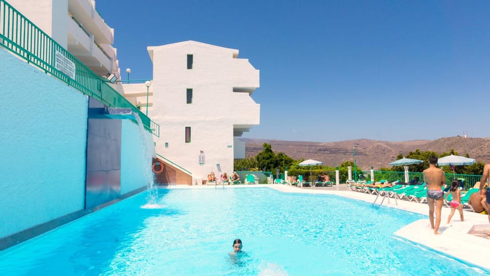 Property building, Day, Swimming pool