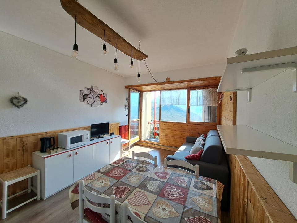 TV and multimedia, Kitchen or kitchenette, Living room