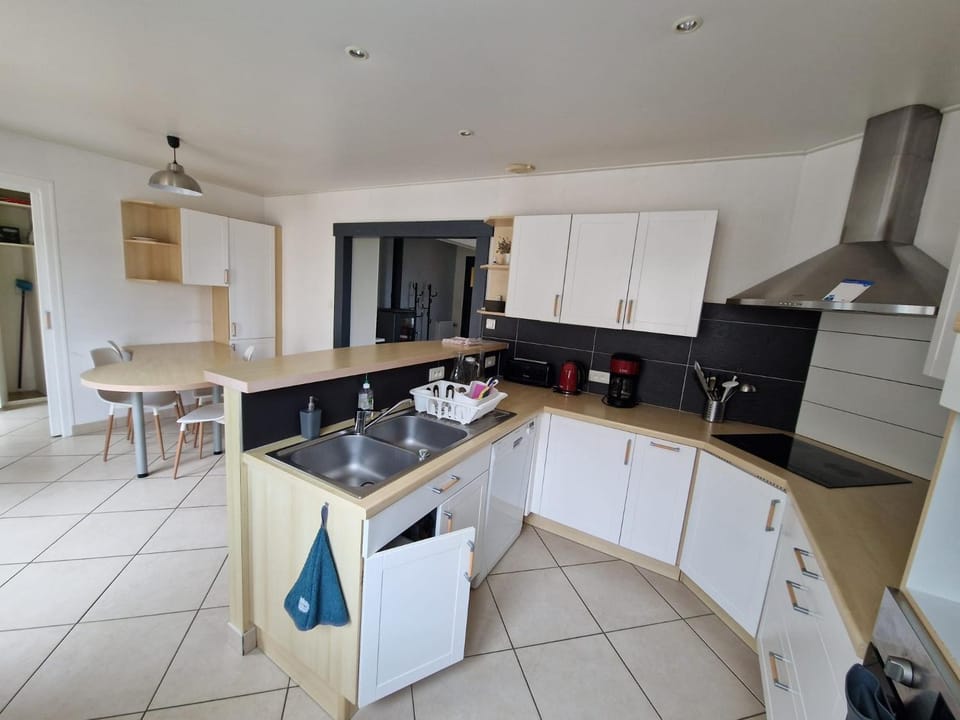 Kitchen or kitchenette, Living room