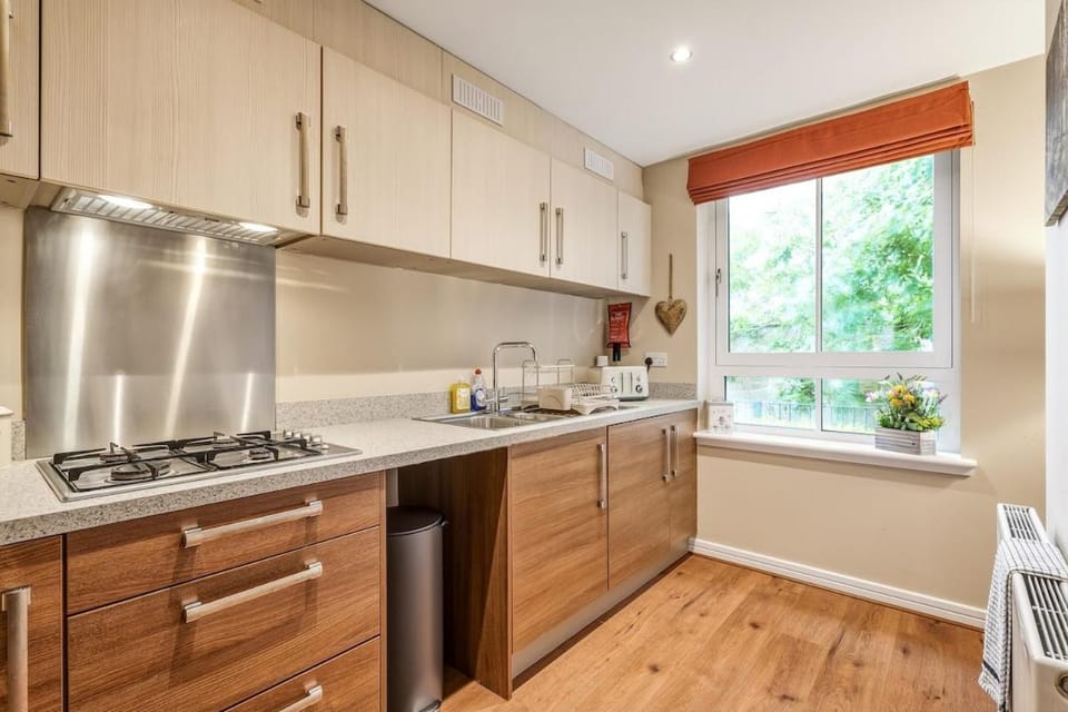 2 Bed and 2 Bath Flat with King Bed and Free Parking Apartment in Glasgow