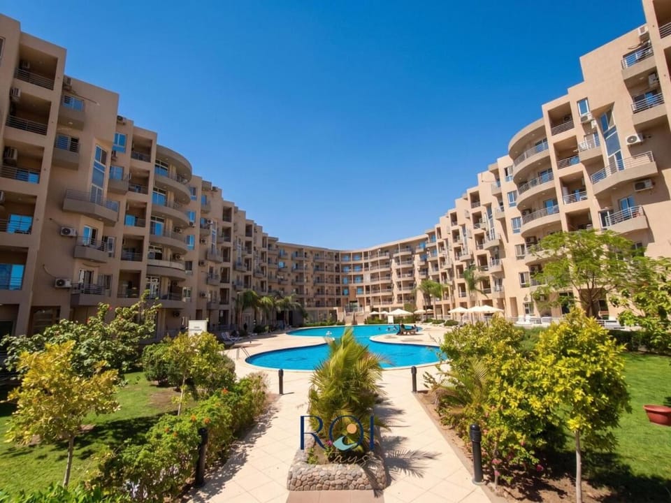 Property building, Natural landscape, Balcony/Terrace, Pool view, Swimming pool