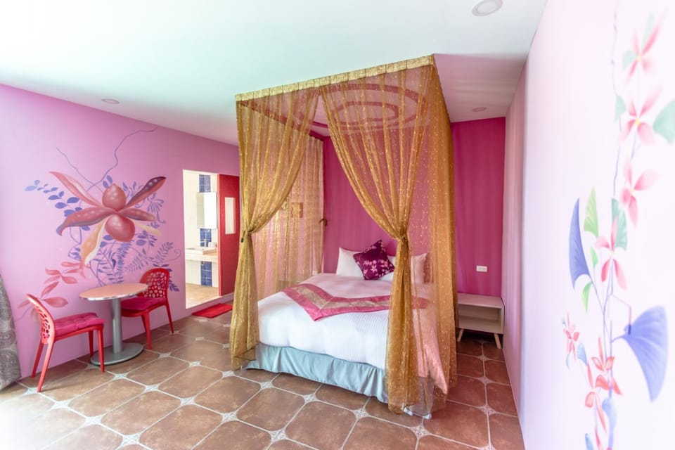 Photo of the whole room, Decorative detail, Bedroom