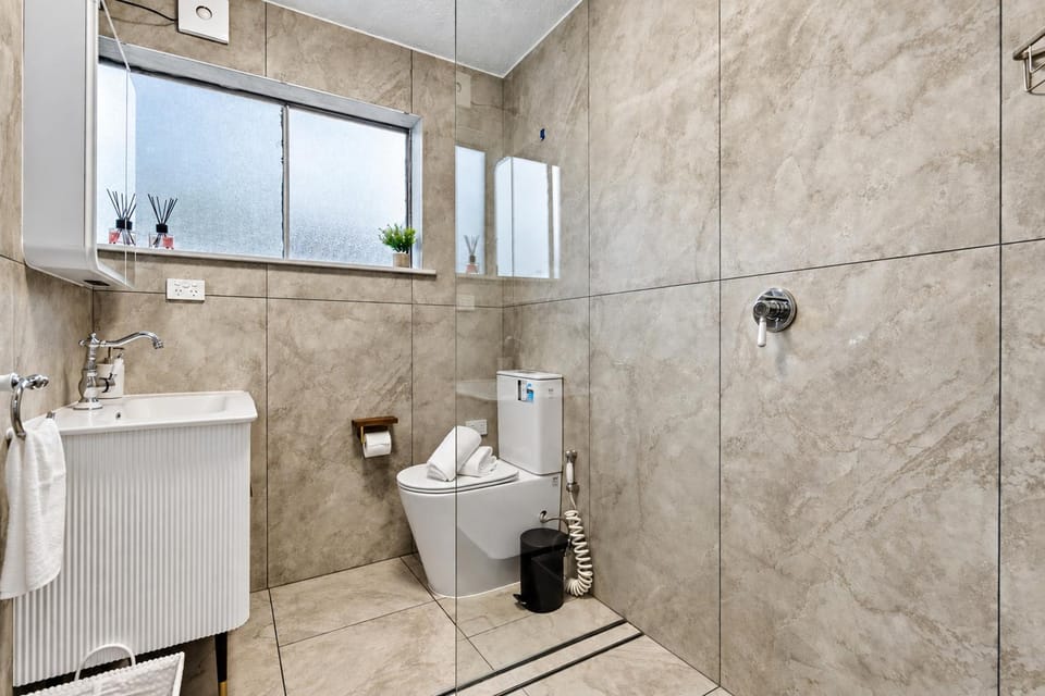 Wake Up to the Harbour Bridge - Sleep 6 & Parking Apartment in Sydney