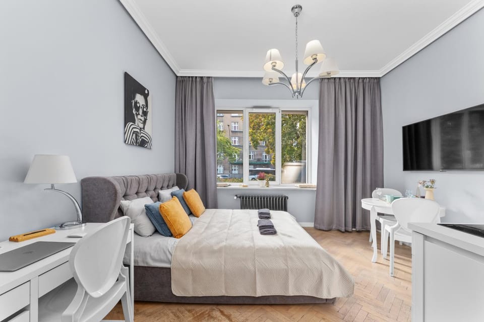 Bed, TV and multimedia, Living room, Photo of the whole room, Seating area, Bedroom