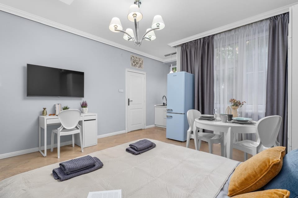 Bed, TV and multimedia, Living room, Photo of the whole room, Seating area, Dining area, Bedroom, towels, air conditioner