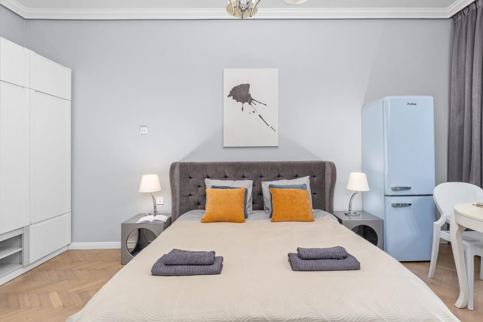 Bed, Living room, Photo of the whole room, Seating area, Bedroom, towels, wardrobe