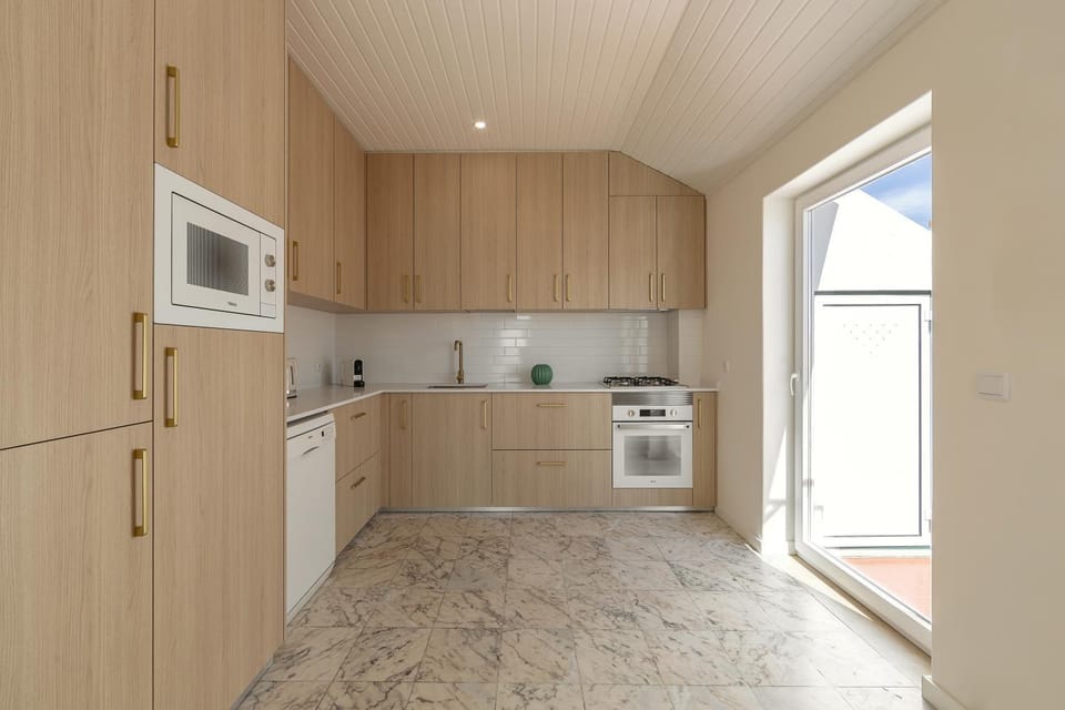 Kitchen or kitchenette, dishwasher, oven, stove