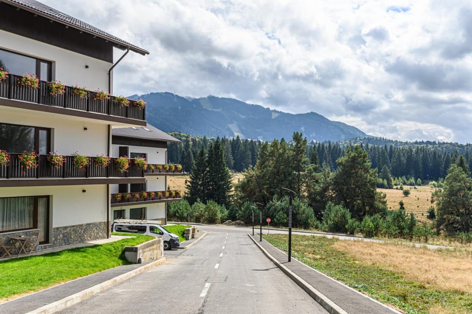 Property building, Day, Neighbourhood, Mountain view