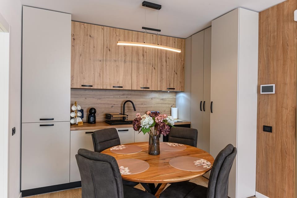 Kitchen or kitchenette, Dining area, stove