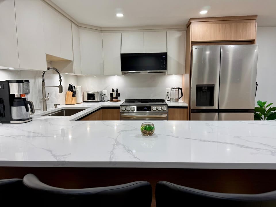 Luxury 2 Bed 2 Bath Suite with King Beds and EV Charger near Surrey Central Apartment in Surrey