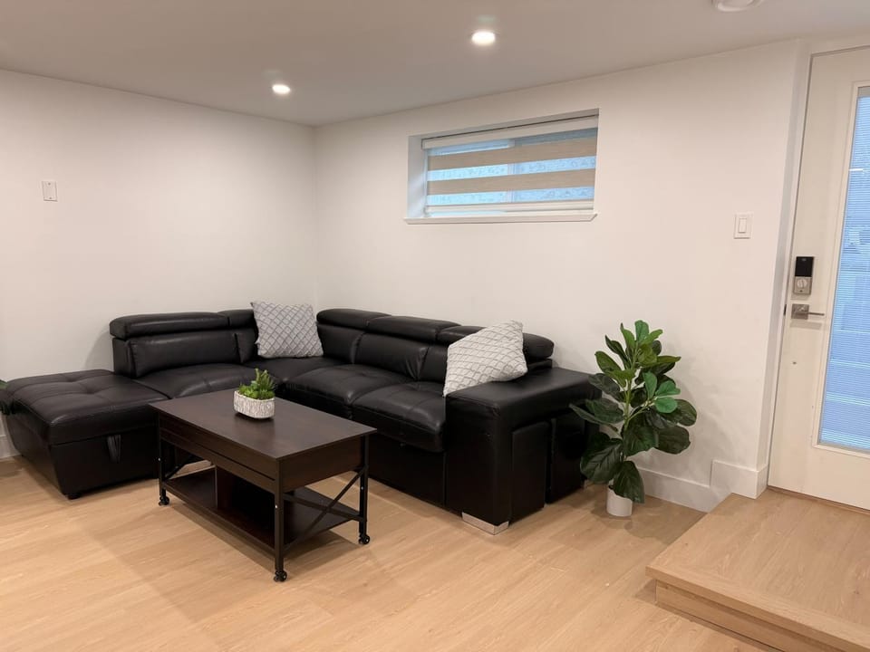Luxury 2 Bed 2 Bath Suite with King Beds and EV Charger near Surrey Central Apartment in Surrey
