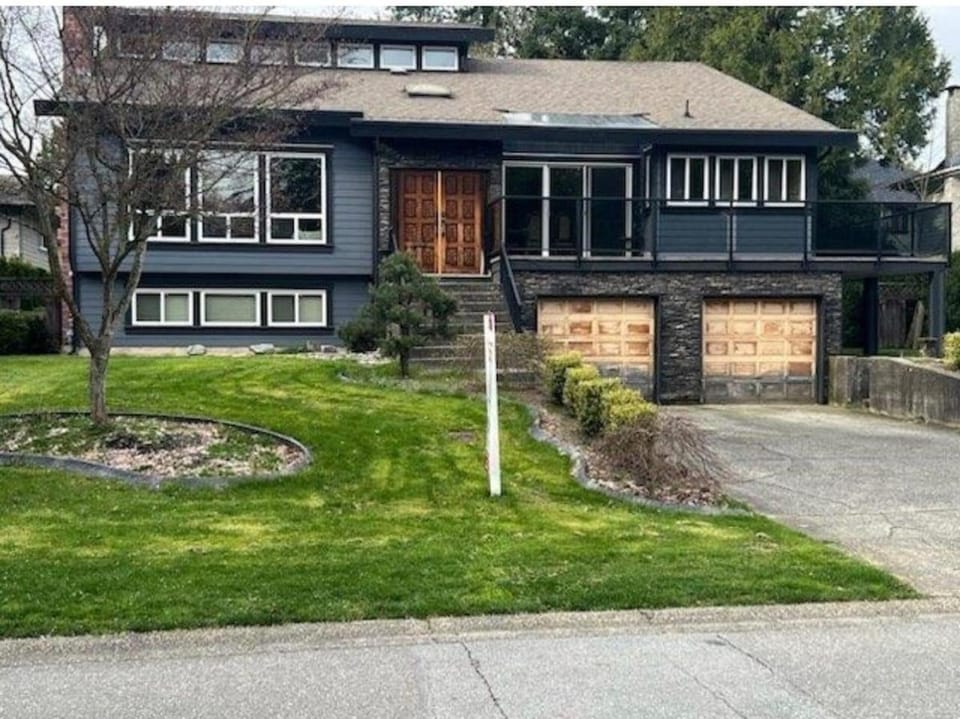 Luxury 2 Bed 2 Bath Suite with King Beds and EV Charger near Surrey Central Apartment in Surrey